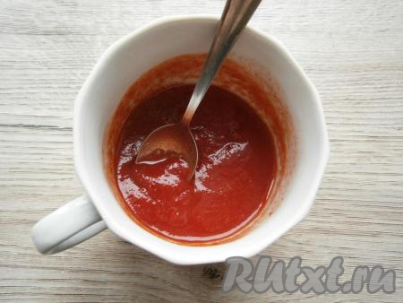 Томатную пасту развести в небольшом количестве воды.