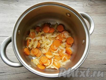 Выложить лук с морковью в кастрюлю с толстым дном.