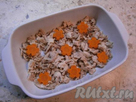 В формы или тарелки выложить часть курицы, сверху - кружочки или цветочки вареной моркови.