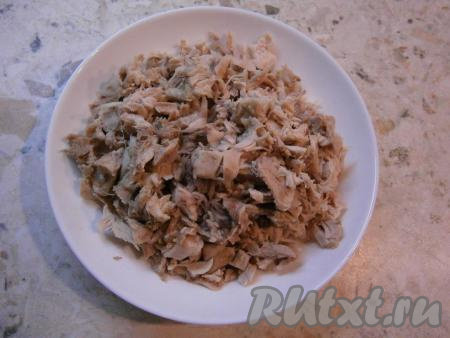 Отделить мясо от костей, нарезать его произвольными кусочками.