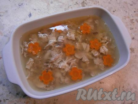 Жир с бульона снять, а сам бульон процедить. Залить курицу небольшим количеством теплого бульона с растворенным желатином (курицу должно быть хорошо видно).