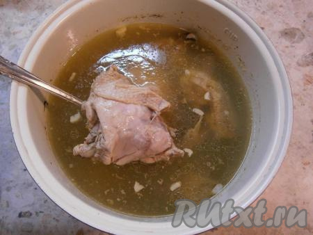 После сигнала мультиварки мясо вынуть, лук выбросить. В горячий бульон добавить желатин, предварительно замоченный на 10-15 минут в 1/4 стакана холодной кипяченой воды. Аккуратно перемешивая бульон, дать желатину полностью раствориться.