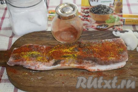 Очищенный лук нарезаем на небольшие кубики. Сделав на грудинке небольшие надрезы, вкладываем в них 3 очищенных и нарезанных на небольшие кусочки зубчика чеснока. 2 зубчика чеснока пропускаем через пресс и натираем всю поверхность мяса. Втираем в&nbsp;грудинку паприку, сухую аджику (или другие специи по вкусу) и черный&nbsp;молотый&nbsp;перец.