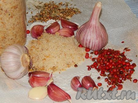 Натираем грудинку солью, я использую для этого чесночную соль.