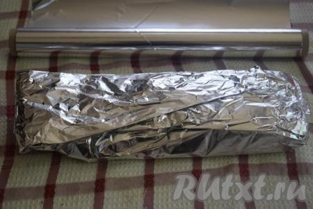 Замаринованную грудинку отправляем в разогретую духовку и запекаем, примерно, 1 час при температуре 180 градусов.