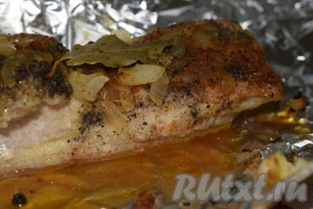 Готовую запеченную свиную грудинку достаем из духовки и аккуратно, чтобы не обжечься, открываем фольгу. В фольге образуется сок, его нужно слить, а грудинку нарезать на кусочки и подать к столу в горячем виде, приправив веточками розмарина.