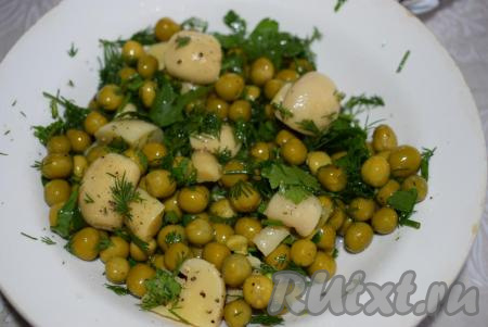 Салат с консервированными шампиньонами и горошком