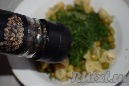 Заправляем салат маслом и свежемолотым перцем.