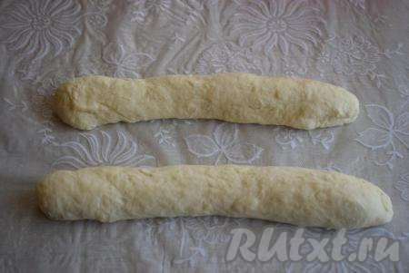 Отдохнувшее тесто раскатываем в 2 полоски.