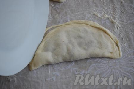 Берем тарелку или блюдце с острым краем и обрезаем излишки теста по кругу.
