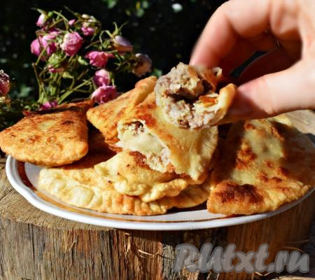 Готовые чебуреки снимаем со сковороды и подаем горячими к столу. Выход по этому рецепту - 20 штук, так как из обрезков теста тоже готовим чебуреки.