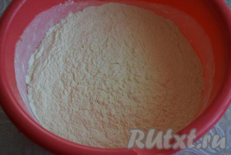 Пока фарш настаивается, делаем тесто. Для этого муку высыпаем в миску.