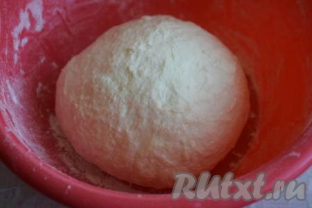 Начинаем замешивать тесто для чебуреков. Тесто должно получиться крутым и плотным по консистенции, в процессе замеса, возможно, понадобится немного муки для подсыпки. Готовому тесту дать полежать, примерно, 20 минут.