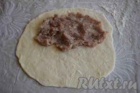 На одну сторону теста кладем мясную начинку.