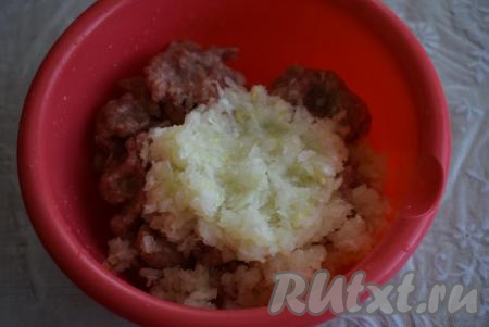Перемешиваем фарш с луком, солим и перчим его по вкусу.