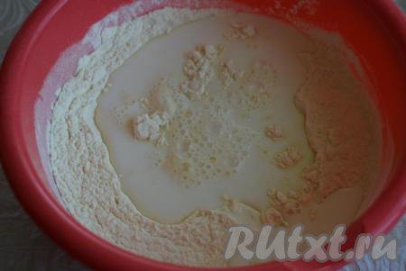 Сливки разбавляем кипятком. Вливаем смесь сливок и воды к муке.