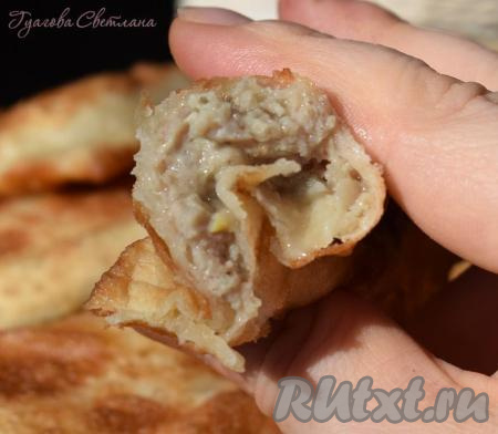 Чебуреки с мясом, приготовленные по этому рецепту, получаются очень вкусными и сочными, нежнейшее тесто просто тает во рту.