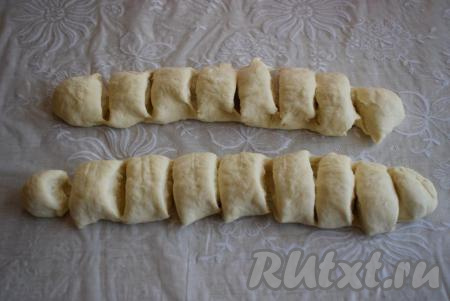 Полоски нарезаем на равные кусочки, их получается, примерно, 16 штук.