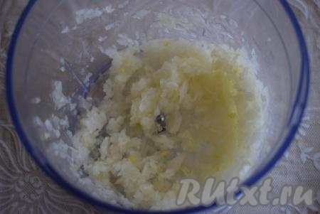 Добавляем к приготовленному фаршу очищенный лук, нарезанный в измельчителе (если нет измельчителя - пропустите лук через мясорубку).