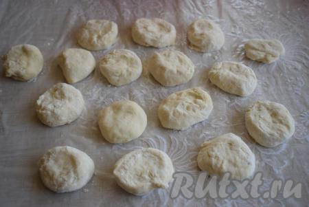 Каждый кусочек теста обваливаем в муке с обеих сторон.