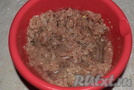 К фаршу добавляем ледяную воду и перемешиваем до однородности.