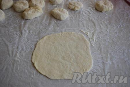 Раскатываем кусочки теста достаточно тонко.