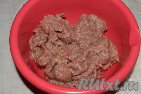 Для приготовления чебуреков нам надо приготовить начинку и тесто. Для приготовления начинки мясо пропускаем через мясорубку.