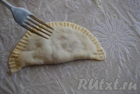 По краю чебурека можно пройтись вилкой, чтобы плотнее скрепить края.