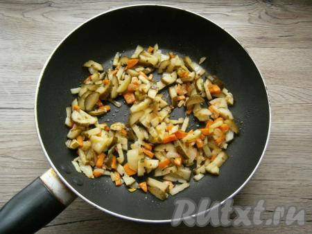 Обжарить лук с морковкой до легкой румяности, помешивая, далее добавить в сковороду нарезанный соломкой или кубиками маринованный (или соленый) огурчик. Обжарить все вместе на небольшом огне минут 5, помешивая.