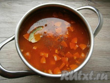 Солянку поперчить, добавить лавровый лист.