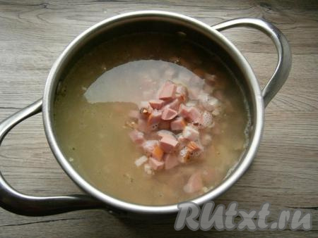 В кастрюлю с готовым картофелем выложить всю мясную нарезку.