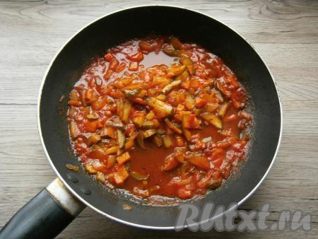 Сюда же добавить немного соли, всыпать сахар, перемешать и протушить на медленном огне минут 5.