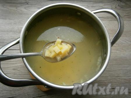 В бульон добавить нарезанный небольшими кубиками очищенный картофель, варить его до готовности (20-25 минут).
