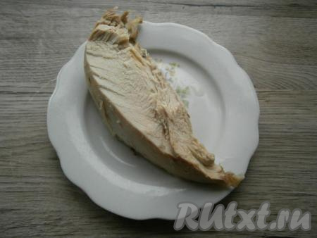 Куриную грудку поместить в кастрюлю, залить водой. Довести мясо до кипения, снять пену, бульон посолить. Варить грудку минут 30-40 на слабом огне под прикрытой крышкой. Затем грудку вынуть из бульона, кость выбросить, мясо остудить.