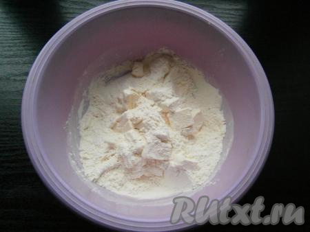 Добавить холодное сливочное масло, нарезанное небольшими кубиками.