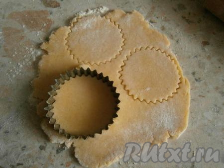 Далее на столе, присыпанном мукой, раскатать тесто в лепешку толщиной около 0,5 см и формочкой вырезать кружочки.&nbsp;