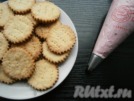 Для приготовления белкового крема "мокрое безе" 2 охлажденных сырых яичных белка взбить несколько секунд с 0,5 стакана сахара, 0,5 пакетика ванильного сахара и щепоткой лимонной кислоты. В посуду большего размера, чем посуда, в которой взбивались белки, налить воду, поставить на огонь и вскипятить, затем уменьшить огонь. Посуду с белками поставить на кастрюльку с водой так, чтобы она не касалась воды (на водяную баню) и взбивать миксером на средней скорости до хорошо устойчивых пиков и плотного пышного крема. Для этого вам понадобится минут 6-8, крем должен стать плотным, начнет наворачиваться на венчики и отставать от стенок посуды.&nbsp;Затем снять белковый крем с водяной бани и продолжать взбивание еще пару минут, чтобы крем стал еще плотнее. Готовый крем можно подкрасить красителями или оставить белым. Кремом наполнить кондитерский мешок с насадкой "звездочка".