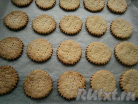 Выпекать песочные основы в разогретой до 200 градусов духовке около 10-15 минут - до румяного цвета. Дать песочным кружочкам остыть. 