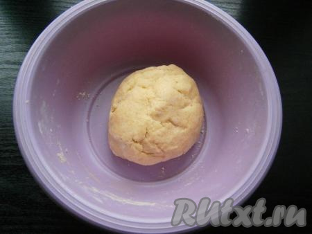Быстренько замесить тесто, которое будет достаточно плотным и крутым. Тесто накрыть пищевой пленкой и поместить в холодильник на 15 минут.