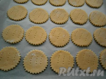 Поместить основы из теста&nbsp;на противень, застеленный пергаментом, наколоть их вилкой.