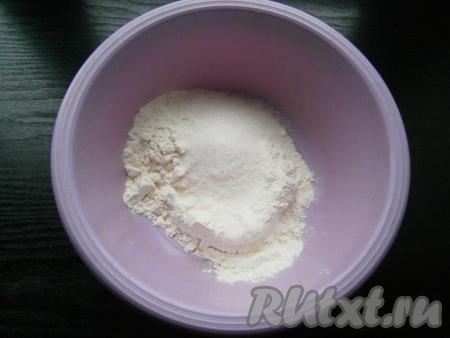 К муке добавить сахар и соду, перемешать.