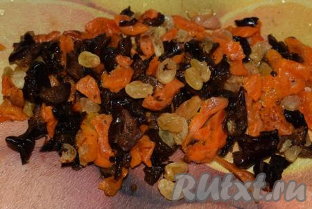 Сухофрукты, слив с них оставшуюся жидкость, нарезаем на кусочки произвольного размера.