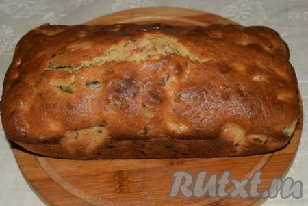 Ставим кекс в разогретую до 180 градусов духовку и выпекаем около 45-50 минут. Проверяем готовность кекса лучинкой - при прокалывании готовой выпечки лучинка должна остаться сухой (без следа влажного теста).