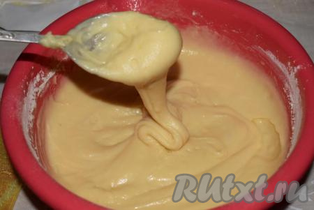 Размешиваем все ингредиенты между собой. Тесто должно получиться тягучим, не сильно густым, по консистенции похожим на домашнюю сметану.