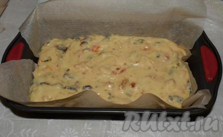 Готовое тесто перекладываем в форму, застеленную пергаментной бумагой.