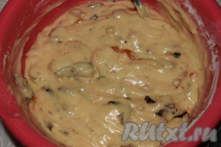 Далее выкладываем сухофрукты в тесто и аккуратно перемешиваем.