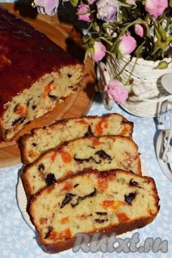 Оставляем кекс, политый смородиновым соусом, до остывания. Нарезаем на кусочки и подаем к столу.