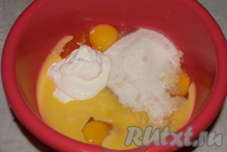 Далее готовим тесто, для этого в миску вбиваем яйца, вливаем растопленное до жидкого состояния не горячее сливочное масло, насыпаем сахар, соль и добавляем сметану.