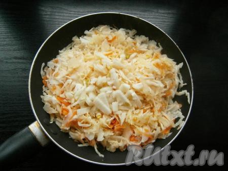 Добавить нарезанный мелко очищенный репчатый лук.