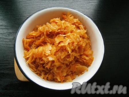 Выложить капусту в миску и полностью ее остудить.